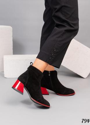 Демисезонные ботинки на каблуке женские черные с красным1 фото