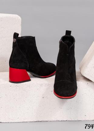 Демисезонные ботинки на каблуке женские черные с красным4 фото
