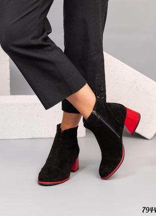 Демисезонные ботинки на каблуке женские черные с красным5 фото