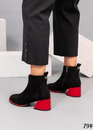 Демисезонные ботинки на каблуке женские черные с красным6 фото