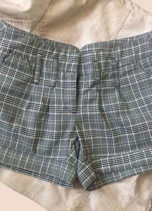 Классические шорты в клетку короткие