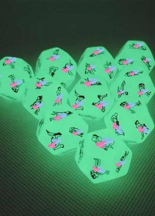 Игральные кости с пикантными рисунками на гранях (светятся в темноте кубики)