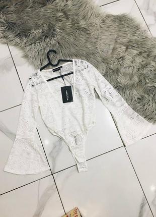 Боди с отделкой крючком и глубоким вырезом и расклешенными рукавами prettylittlething хл #31141 фото