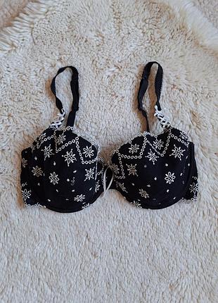Бюстгальтер з вишивкою