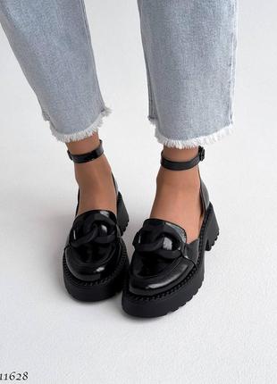 Черные натуральные лакированные лаковые туфли босоножки с ремешком цепочкой цепью закрытым носом на толстой подошве лак2 фото