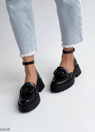 Черные натуральные лакированные лаковые туфли босоножки с ремешком цепочкой цепью закрытым носом на толстой подошве лак7 фото