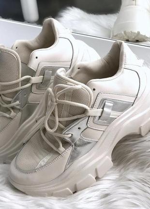 Стильные кроссовки