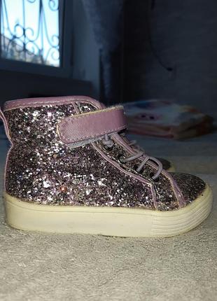 Демісезонні черевики, туфлі, кеди, кросівки, чоботи, чобітки.