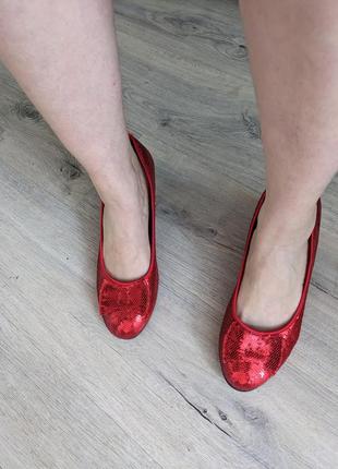 Красные блестящие туфли 425 фото