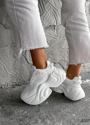 Белые кожаные массивные кроссовки на высокой массивной рельефной подошве платформе6 фото