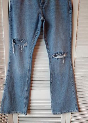 Джинсы клеш светло синие с разрезамы denim co7 фото