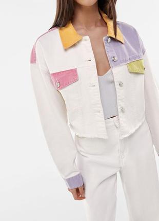 Белая джинсовая куртка с цветными частями, s1 фото