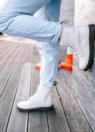 Демисезонные ботинки dr martens в белом цвете кожаные (36-40)💜8 фото