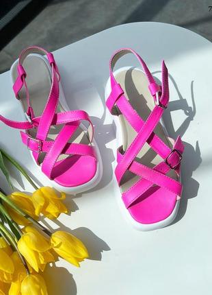 Яскраво рожеві босоніжки на білій подошві