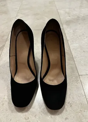 Туфлі чорного кольору