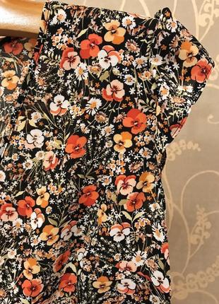 Очень красивая и стильная брендовая блузка в цветах.3 фото