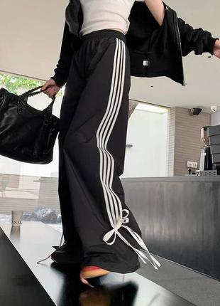 Штани на високій посадці широкі прямі з білими лампасами брюки палаццо спортивні стильні з бантиками чорні4 фото