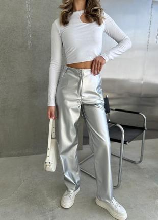 Женские серебряные брюки трубы металлик4 фото