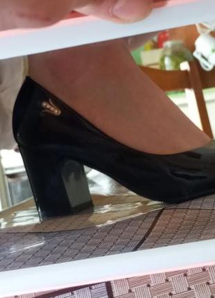 Женские туфли на каблуке1 фото