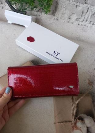 Жіночий шкіряний гаманець на магнітах1 фото