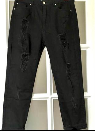 Трендовые чёрные джинсы мом с фабричными дырами