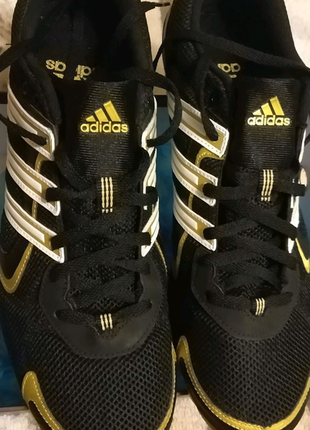 Бігові кросівки adidas з шипами