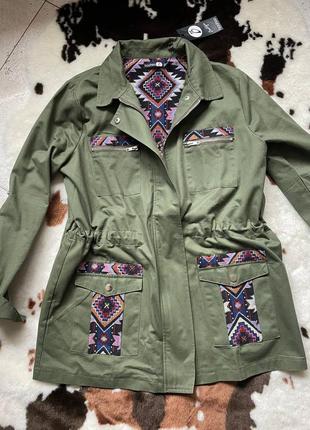 Крутая новая курточка куртка хаки, красивый орнамент на спине boohoo парка1 фото