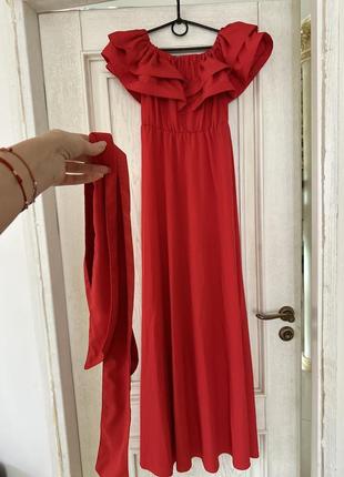 Красивое красное платье с открытыми плечами