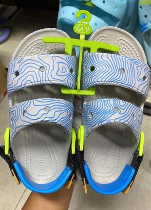 Крокс сандалі алл террейн бежево-сині crocs classic sandal all terrain topographic2 фото