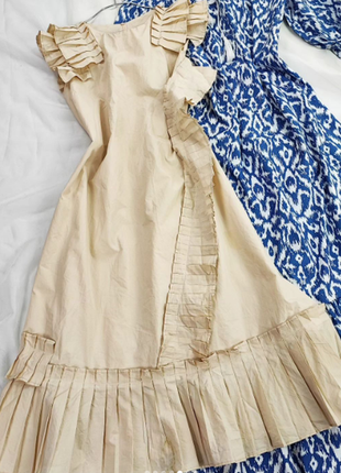 Оригінальна кремова сукня з оборками