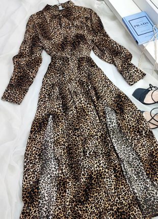 Стильна леопардова сукня з розрізами