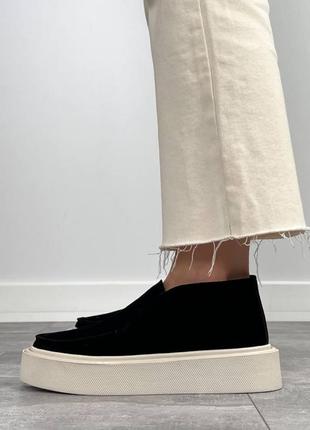 Чорні жіночі високі лофери туфлі черевики ботинки на високій бежевій підошві з натуральної замші