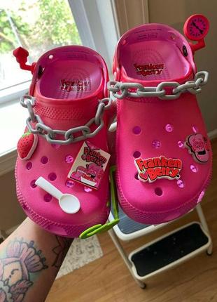 Крокс классік клог рожеві з джібітц crocs franken berry classic clog taffy pink