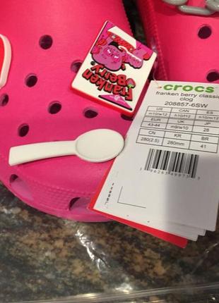 Крокс классік клог рожеві з джібітц crocs franken berry classic clog taffy pink3 фото