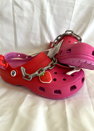 Крокс классік клог рожеві з джібітц crocs franken berry classic clog taffy pink7 фото