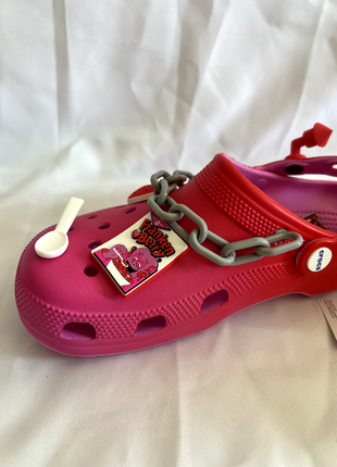 Крокс классік клог рожеві з джібітц crocs franken berry classic clog taffy pink8 фото