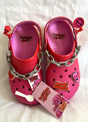 Крокс классік клог рожеві з джібітц crocs franken berry classic clog taffy pink10 фото