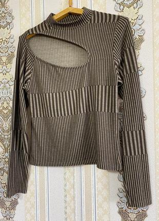 Стильний светр з вирізом, коричневий з бежевим гольф, водолазка