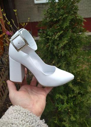 Жіночі білі туфлі з широким ремінцем на підборах1 фото