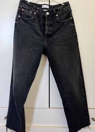 Базові прямі джинси з необробленим низом1 фото
