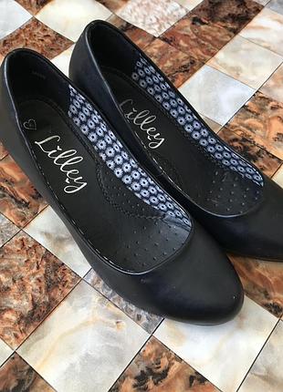 Туфлі чорного кольору