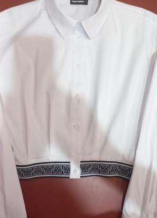 Укороченная рубашка белого цвета5 фото