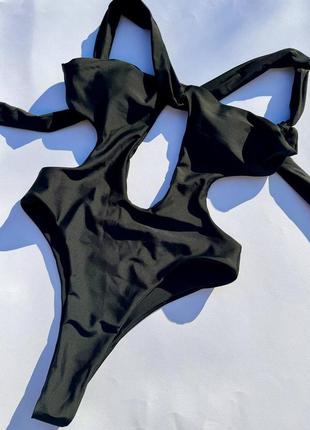 Чорний суцільний купальник з вирізом на грудях. чорний купальник з чашками. сексуальний купальник з вирізами