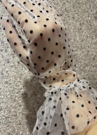 Фатиновые короткие полупрозрачные белые с черным горохом сексуальные перчатки сеточка / ретро из фатина / перчатки для фотосессии / под платье / 📸🖤5 фото