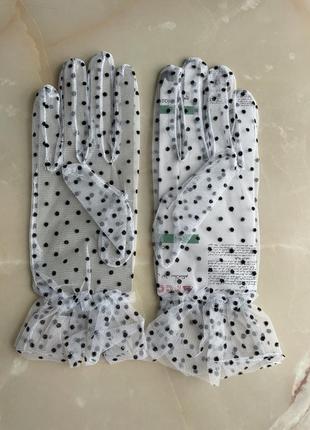 Фатиновые короткие полупрозрачные белые с черным горохом сексуальные перчатки сеточка / ретро из фатина / перчатки для фотосессии / под платье / 📸🖤3 фото