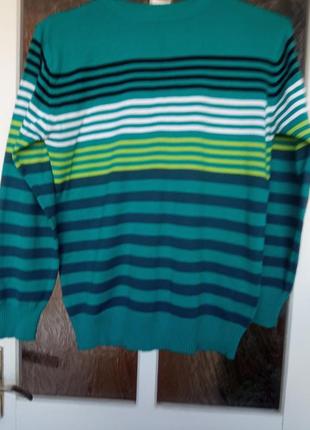 Зелений светр в полоску