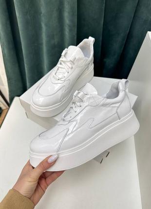 Белые лаковые кеды кроссовки на массивной подошве натуральная кожа наплак