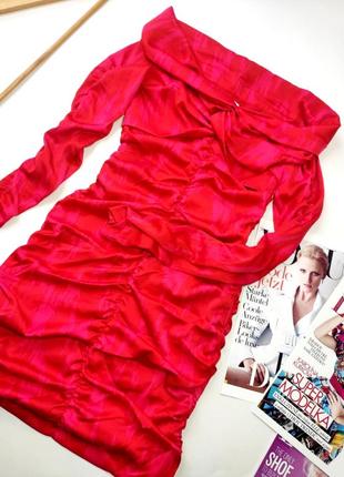 Платье женское мини красного цвета с драпировкой с открытыми плечами от бренда hm xs2 фото