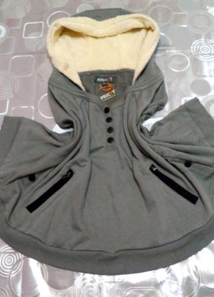 Благородный серый пончо с меховым капюшоном.