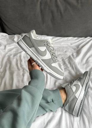 Женские кроссовки серые с белым nike dunk low light grey1 фото